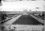 Esplanade du Champ de Mars, vue en direction du pont d'Iéna et du Trocadéro