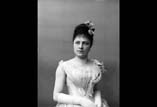 Marie Louise Ancely (en buste) en robe de bal