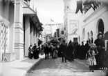 Champ de Mars, Maroc à droite, Japon et Siam à gauche, Rue du Caire au fond