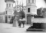 Invalides, Entrée du village Javanais (Indes Néerlandaises)