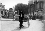 Invalides, Pousse pousse Annamite, à gauche Tonkin, à droite Palais central des Colonies françaises