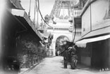 Une rue près de la tour Eiffel