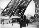 Sous la tour Eiffel