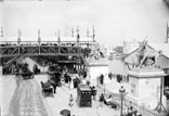 Sur les quais en dehors, passerelle pour aller du Pont d'Iéna au Trocadéro