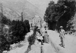 Sur la promenade, Marie-Louise, Marthe et René Ancely