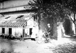 Georges Ancely en bicyclette devant la Serre