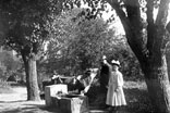 Georges et Marthe Ancely la vache à l'abreuvoir