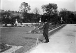 Charmeur d'oiseaux aux Tuileries