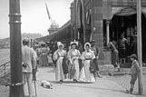 Groupe jeunes filles devant l'etablissement