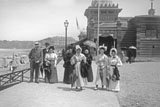 Groupe jeunes filles devant l'etablissement