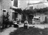 La Maison et la Cour. Au 1er plan Clarisse Ricous, Marie Louise et Marthe Ancely