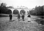 Dans la Rivière. René Ancely, Mr Lauzeral, Mr Solirène, Marthe Ancely