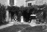 Intérieur de la Cour chez Mr Ricous. Marie-Louise, Marthe, Georges Ancely et Clarisse Ricous