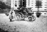 Automobile de Mr de Sambucy. Robert Garipuy debout, Marthe Ancely, Mme Garipuy et Docteur Garipuy ds l'auto