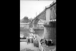 Pont tournant et la passerelle dans le port militaire