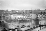 Pont tournant et la passerelle dans le port militaire