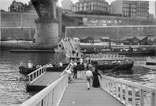 La passerelle du bas dans le port militaire