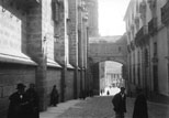 Une rue et la cathédrale