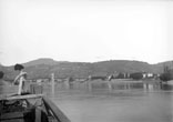 Descente du Rhône en bateau. Le fleuve près Givors