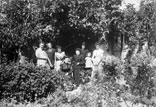 Groupe dans le jardin de Mr Benezet