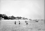 Groupe de baigneurs sur la plage