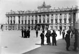 Palais Royal. Groupe attendant la parade