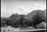 Vue sur Lourdes et le château prise du terre plein de la basilique