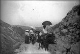 Excursion aux plaines d'Esquiou. Groupe à l'entrée des portes de fer