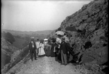 Excursion aux plaines d'Esquiou. Groupe à l'entrée des portes de fer