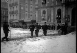 Concours de ski. L'arrivée sur la place de la mairie