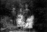 Jardin du Sanatorium. Victoria, Mme Gaunorgues et ses enfants, M. Wagner, Toulza et Richards