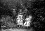 Jardin du Sanatorium. Victoria, Mme Gaunorgues et ses enfants, M. Wagner, Richards et Toulza