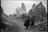 Ruines du village. Officier d'administration Reuther, capitaine Paillère