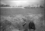 Trou d'obus de 280 en avant du village. Capitaine Paillère, officier Reuther (19 mars)