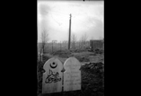 Tombe de soldats indigènes au cimetière militaire (mars)