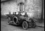 Automobile dans la rue. Sous intendant Parlange, Miege, Mocquet officier d'admisnistration, Lemasson lieutenant de gendarmerie (mars)