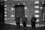 Groupe devant la maison Leblam : Adjudant Dreyer commis greffier, sergent Groupel greffier auxiliaire, soldat Lhemun ordonnance (mars)